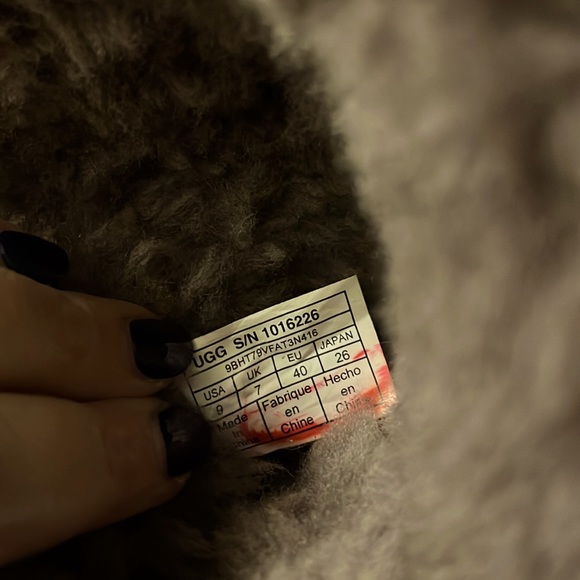 LOWEST!- Size 9 bailey button excellent condition Uggs. - Picture 2 of 15